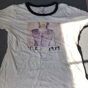 TAYLOR SWIFT 1989 CONCERT SHIRT